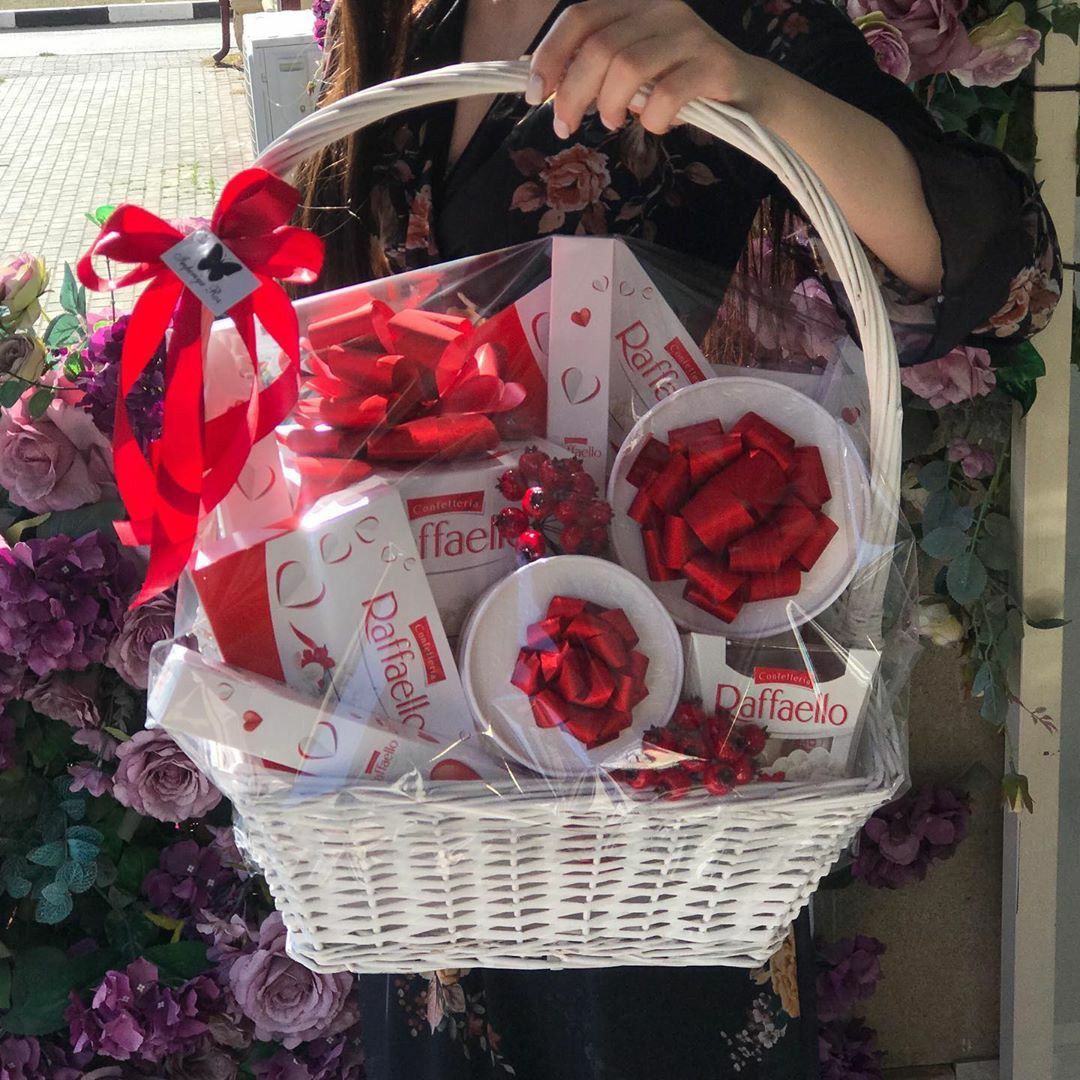 Корзина со сладостями «Raffaello»